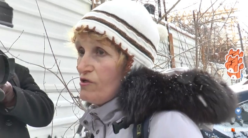 Эта женщина специально приехала к башне, чтобы поддержать парней Эта женщина специально приехала к башне, чтобы поддержать парней