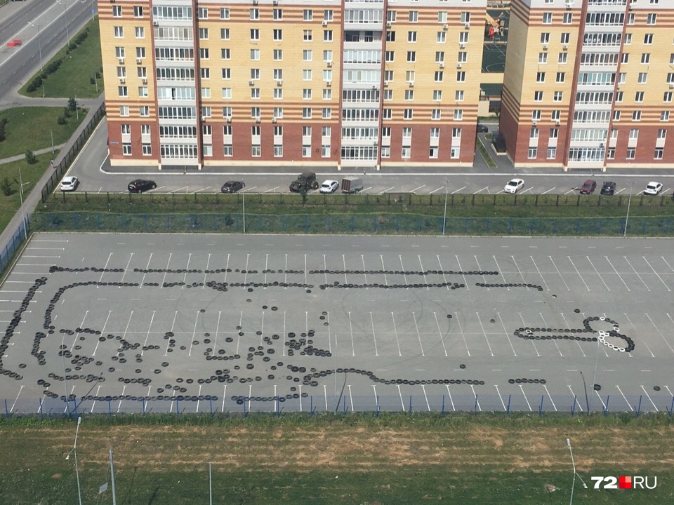 На парковке в Тюменском-3, где хотели сделать картинг, остались сотни старых шин
