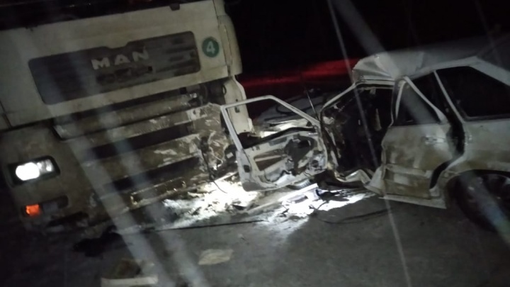 Водитель погиб, пассажирка в больнице: в Башкирии ВАЗ-2114 врезался в фуру