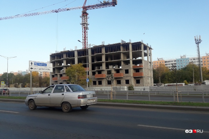 Одна многоэтажка напротив магазина «выросла» над землей на пять этажей Одна многоэтажка напротив магазина «выросла» над землей на пять этажей