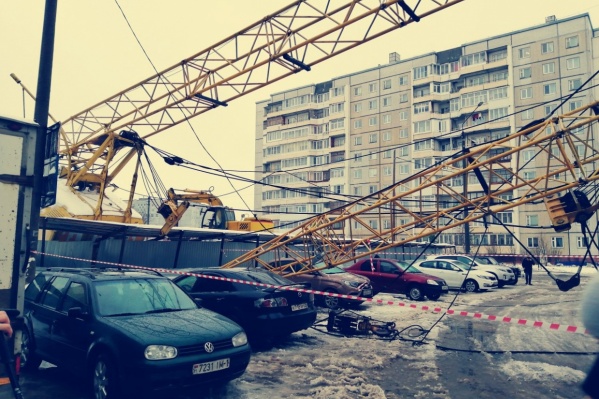 Кран повредил одну из машин, припаркованных рядом со стройкой Кран повредил одну из машин, припаркованных рядом со стройкой