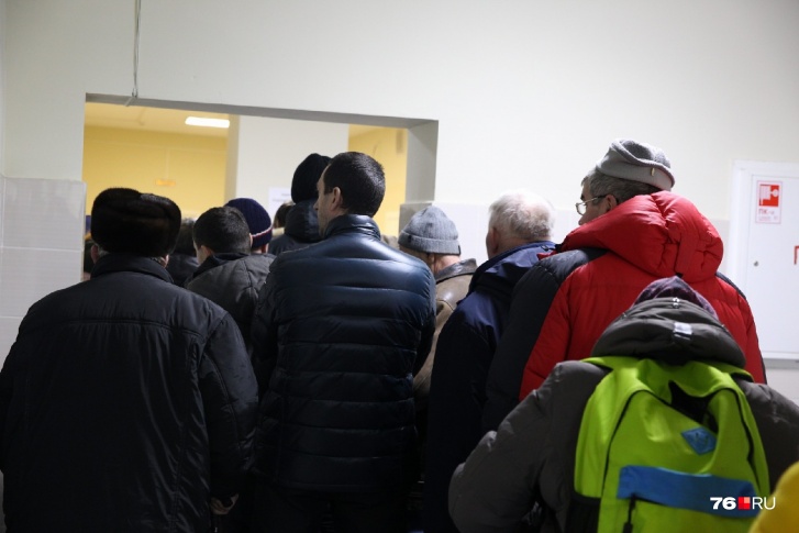 Многие стоят по часу в очереди на получение справки Многие стоят по часу в очереди на получение справки