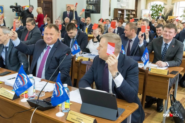 Депутаты гордумы: фото сделано во время заседания в библиотеке имени Пушкина Депутаты гордумы: фото сделано во время заседания в библиотеке имени Пушкина