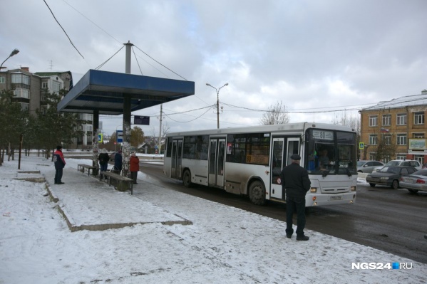 Жители микрорайона предпочитают выходить на улицу Тотмина пешком, а не стоять в пробках в автобусах Жители микрорайона предпочитают выходить на улицу Тотмина пешком, а не стоять в пробках в автобусах 