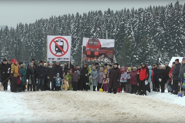 Жители деревень выступают против строительства Северного железнодорожного обхода, который может пройти по их участкам Жители деревень выступают против строительства Северного железнодорожного обхода, который может пройти по их участкам
