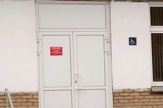 По словам заместителя директора, восьмиклассник оступился на лестнице По словам заместителя директора, восьмиклассник оступился на лестнице