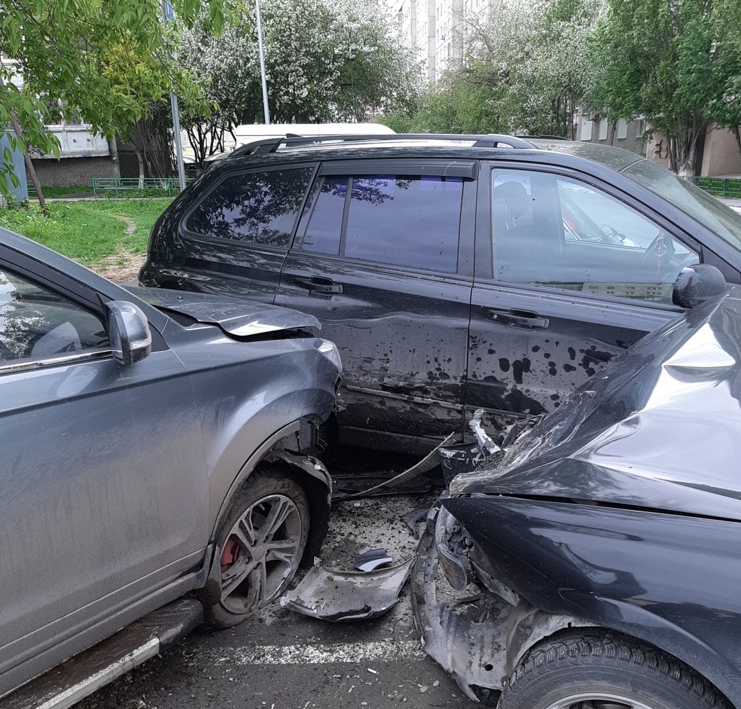 На Пермякова водитель протаранил 7 авто, побил машину полиции и угнал разбитое в ДТП такси