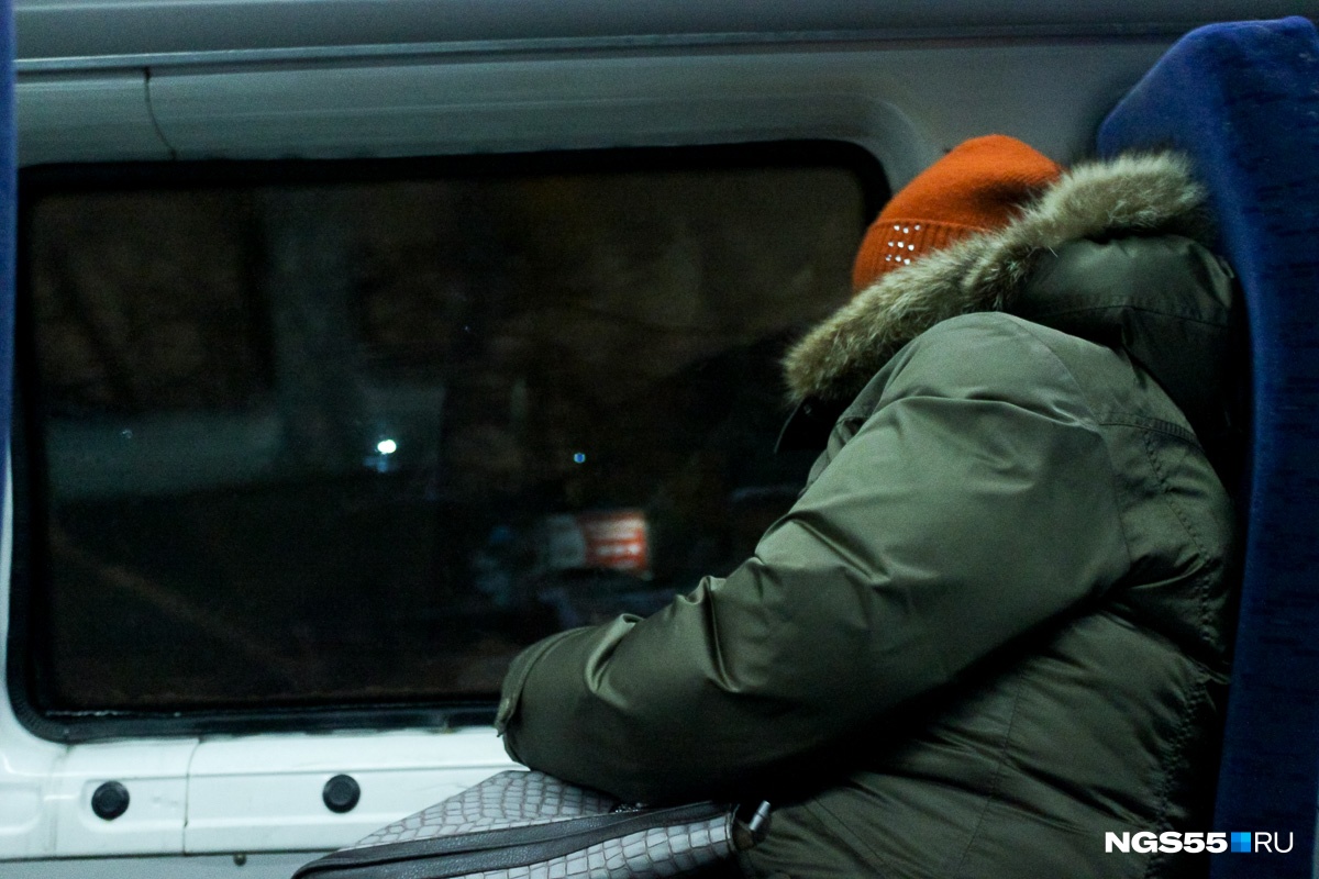 По пути к МСЧ-9 некоторые пассажиры спали. Фото Олега Малиновского По пути к МСЧ-9 некоторые пассажиры спали. Фото Олега Малиновского