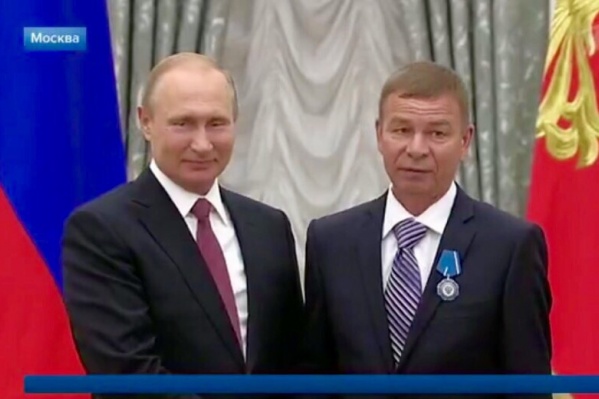 Президент и токарь обменялись рукопожатиями Президент и токарь обменялись рукопожатиями