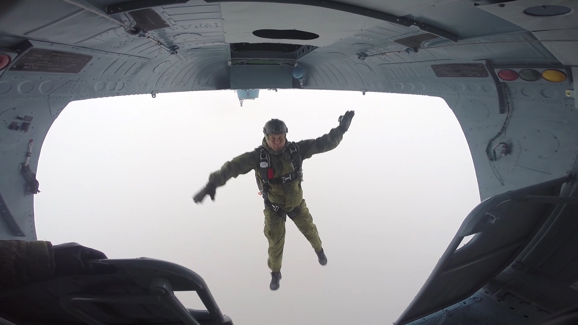 С небес на землю: спецназ Самарской области выиграл соревнования по прыжкам с парашютом
