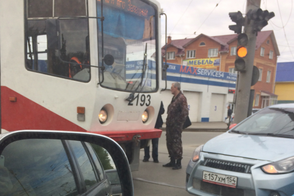 Светофор моргает жёлтым ещё со вчерашнего дня Светофор моргает жёлтым ещё со вчерашнего дня
