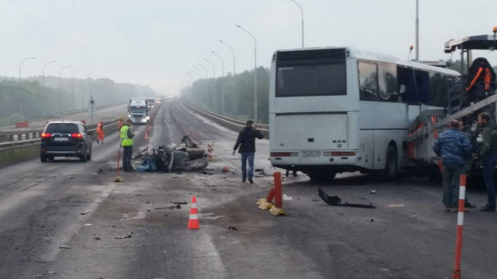 В автобус врезалась встречная легковушка В автобус врезалась встречная легковушка