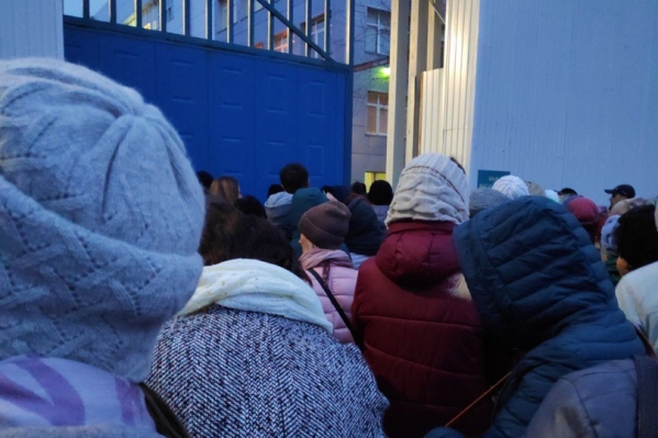 Из-за утреннего сообщения о минировании работников запускали на территорию через запасные ворота Из-за утреннего сообщения о минировании работников запускали на территорию через запасные ворота