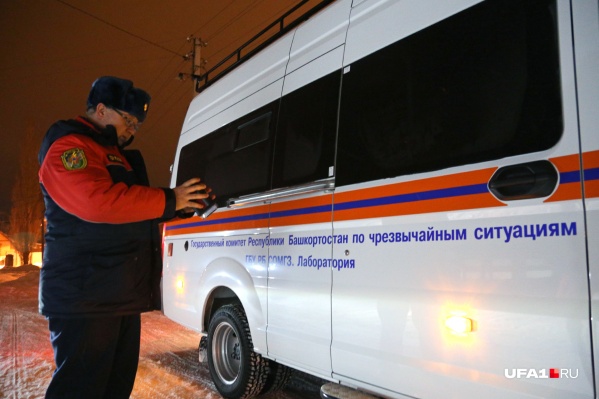 Пробы воздуха берутся с помощью специального газоанализатора Пробы воздуха берутся с помощью специального газоанализатора