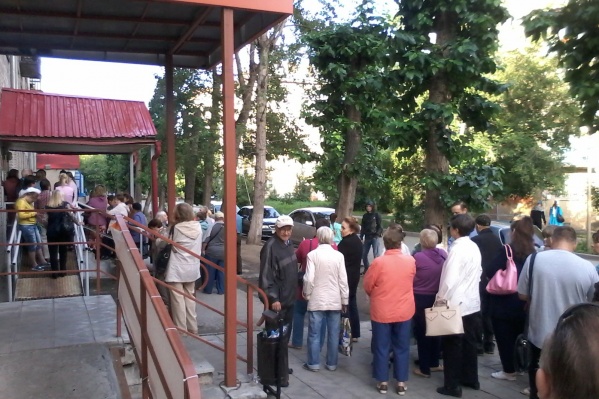 Пациенты поликлиники <nobr class="_">№ 16</nobr> не могут попасть к узким специалистам — им приходится стоять на улице по несколько часов Пациенты поликлиники <nobr class="_">№ 16</nobr> не могут попасть к узким специалистам — им приходится стоять на улице по несколько часов