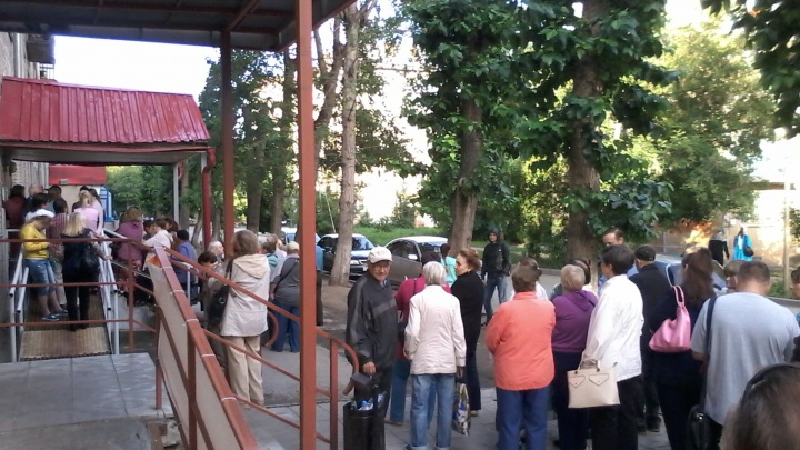 «Врачей физически нет»: к поликлинике в Ленинском районе выстраиваются гигантские очереди