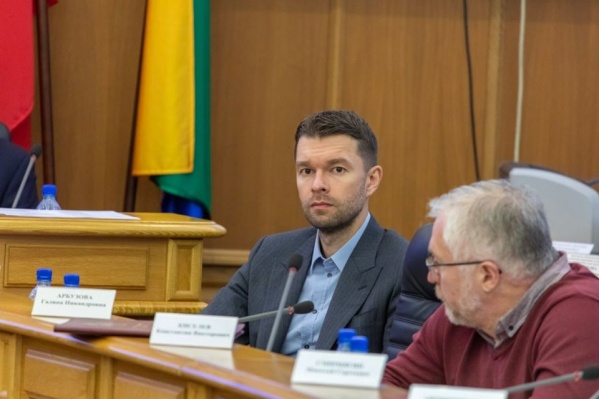 Алексей Вихарев голосует против переезда гордумы в новое здание Алексей Вихарев голосует против переезда гордумы в новое здание
