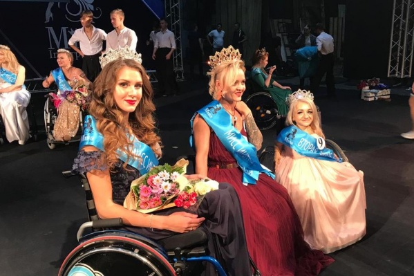 Наталья (по центру) получила главный приз и отправится на конкурс в Париж Наталья (по центру) получила главный приз и отправится на конкурс в Париж