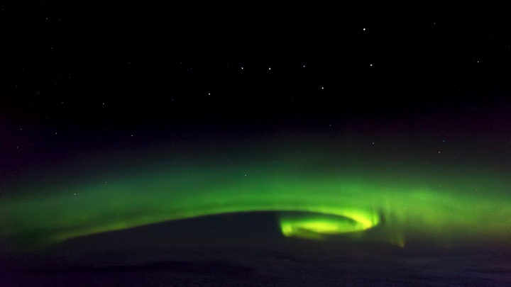 Слава Степанов сфотографировал северное сияние и вулканы посреди океана из окна самолёта