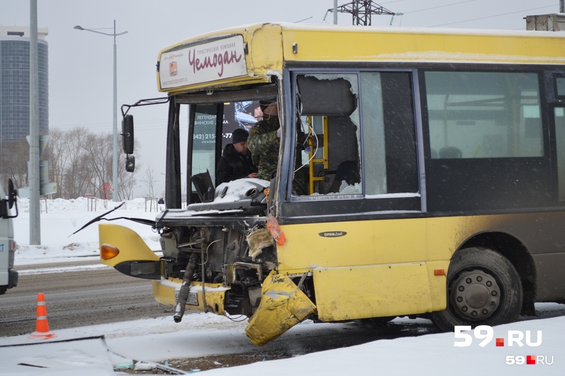 Второй участник аварии — автобус маршрута № 1. В момент ДТП в нем не было пассажиров