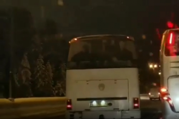 Автобус стоит посреди дороги Автобус стоит посреди дороги