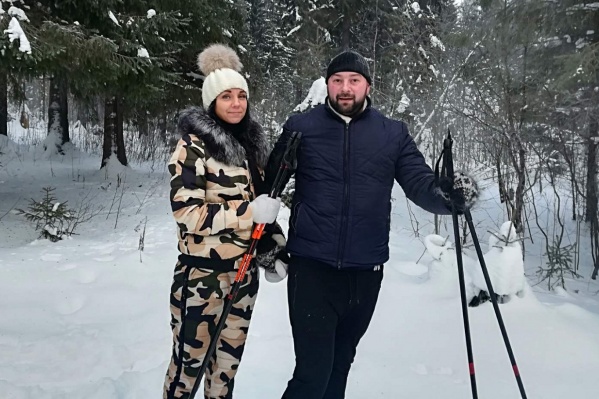 Иван и его девушка не бросили пострадавшую, а стали помогать ей Иван и его девушка не бросили пострадавшую, а стали помогать ей