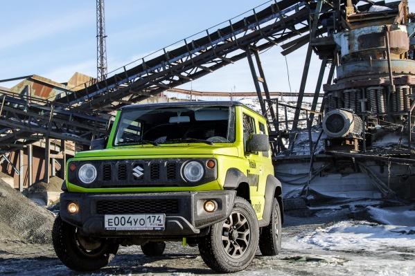 В некоторых ракурсах он кажется крупным, но Jimny компактнее нашей Lada 4x4 — всего 3,6 метра в длину. Даже с учётом запаски на заднем борту В некоторых ракурсах он кажется крупным, но Jimny компактнее нашей Lada 4x4 — всего 3,6 метра в длину. Даже с учётом запаски на заднем борту