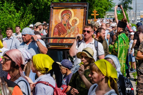 В первых рядах несут икону В первых рядах несут икону 