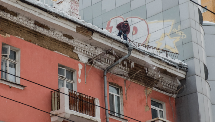 Сосульки и сугробы на крышах: МЧС попросило пермяков быть осторожными на улицах