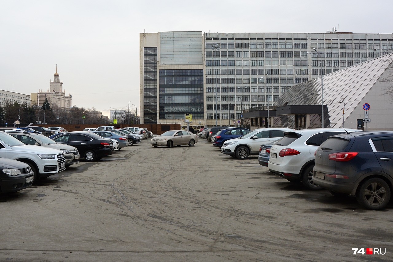 Несмотря на запрет, парковка плотно забита машинами, и, вероятно, не все их владельцы работают в новом бизнес-центре. Поэтому, если на выезде встанет сотрудник ГИБДД, улов у него будет отменным
