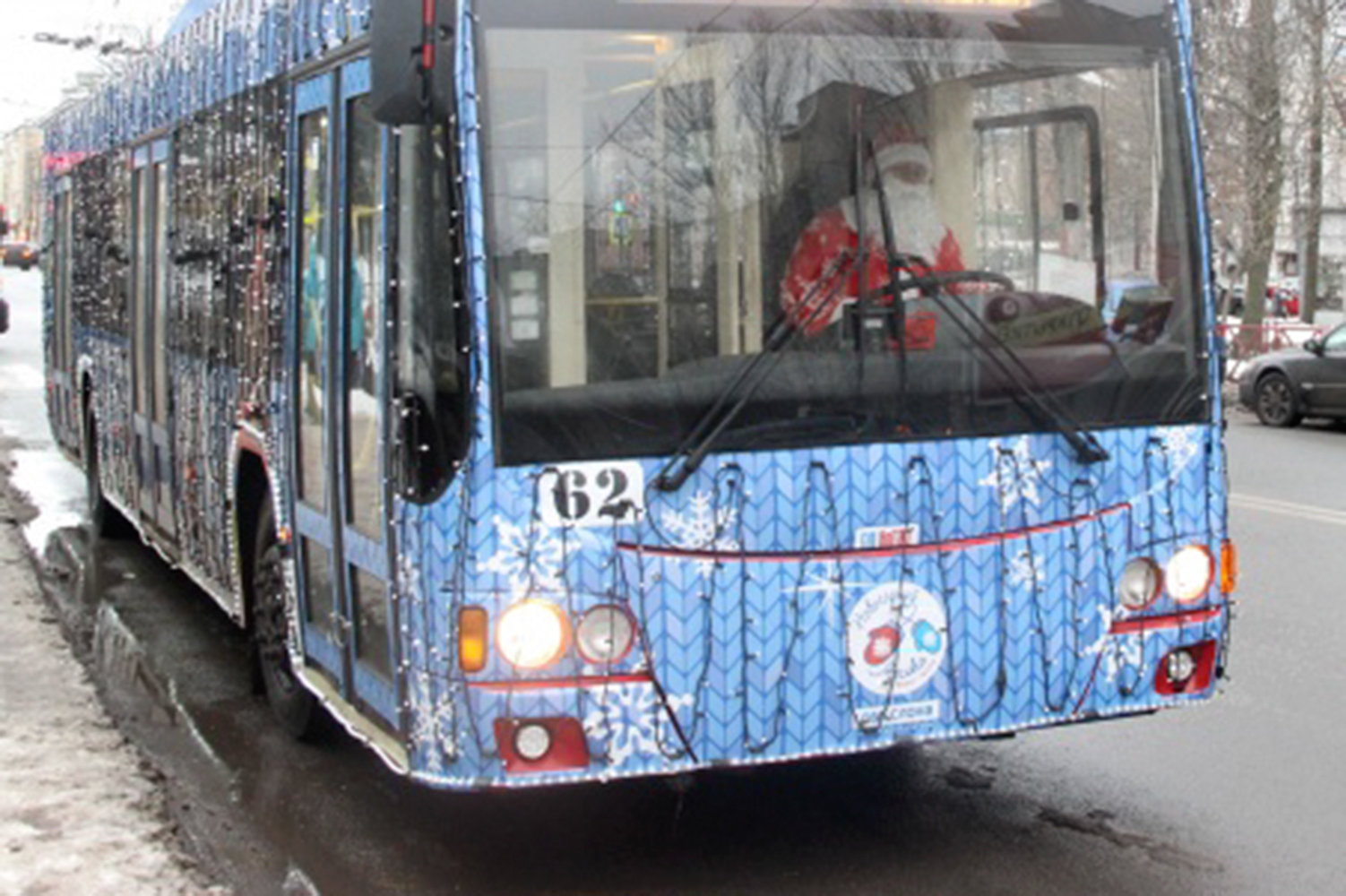 Праздники прошли, а настроение осталось: в Ярославле стало ещё больше «новогодних троллейбусов»