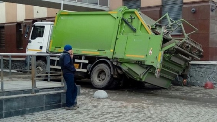 «Тает тротуарная плитка»: в центре Екатеринбурга провалился мусоровоз
