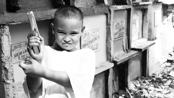 Скелеты в шкафу и кровати: уральский фотограф снял филиппинцев, которые переехали жить на кладбище