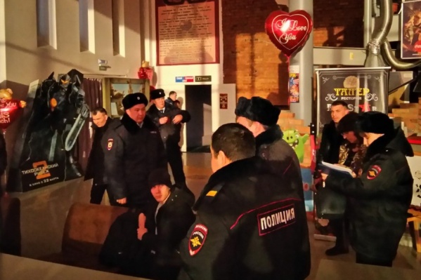 Все происходило в кинотеатре «Октябрь» Все происходило в кинотеатре «Октябрь»