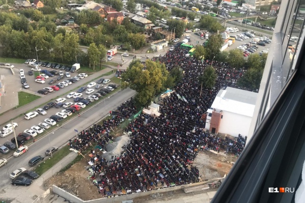 На молитву в мечети на Репина собрались несколько тысяч верующих На молитву в мечети на Репина собрались несколько тысяч верующих