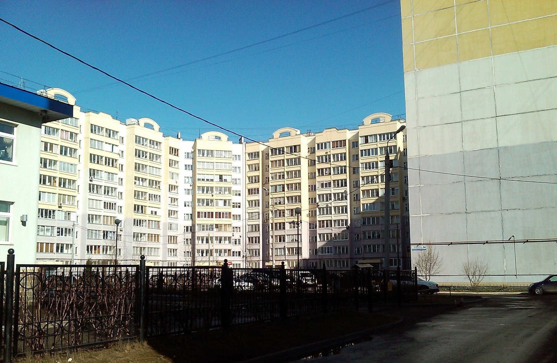 В Ярославле 13-летняя девочка выпала с девятого этажа: что спасло ей жизнь