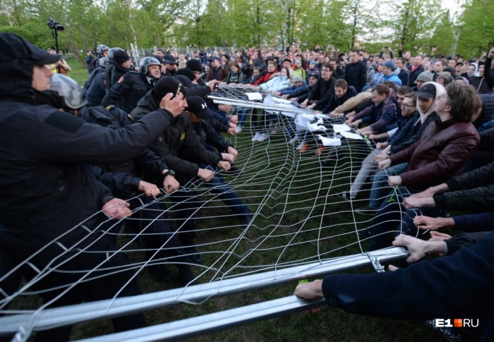 Протестующие пытались повалить забор Протестующие пытались повалить забор
