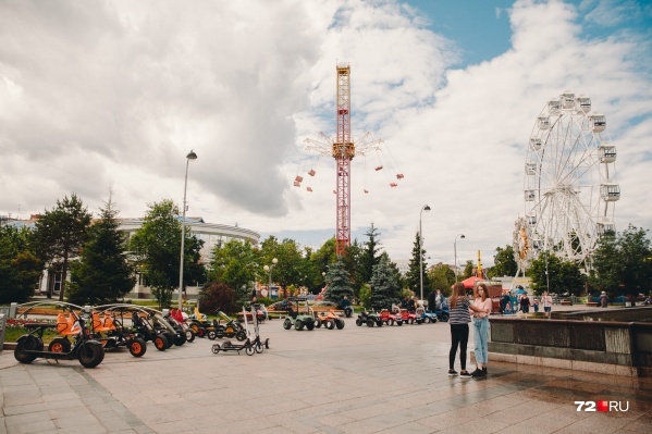 Недавно тюменцы жаловались на стихийный рынок, в который превратился Цветной бульвар. Это городское пространство находится через дорогу от здания городской администрации Недавно тюменцы жаловались на стихийный рынок, в который превратился Цветной бульвар. Это городское пространство находится через дорогу от здания городской администрации