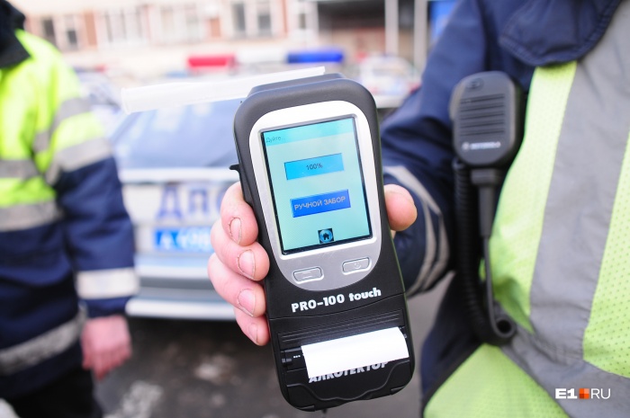 Проехать мимо полицейского с алкотестером будет сложно Проехать мимо полицейского с алкотестером будет сложно