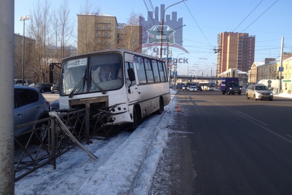 Авария с автобусом на Партизана Железняка Авария с автобусом на Партизана Железняка