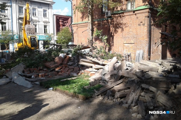 Сейчас территория возле аптеки напоминает поле боя после обстрела Сейчас территория возле аптеки напоминает поле боя после обстрела