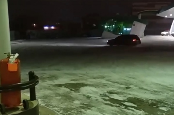 Водитель авто устроил опасный дрифт возле заправок Водитель авто устроил опасный дрифт возле заправок