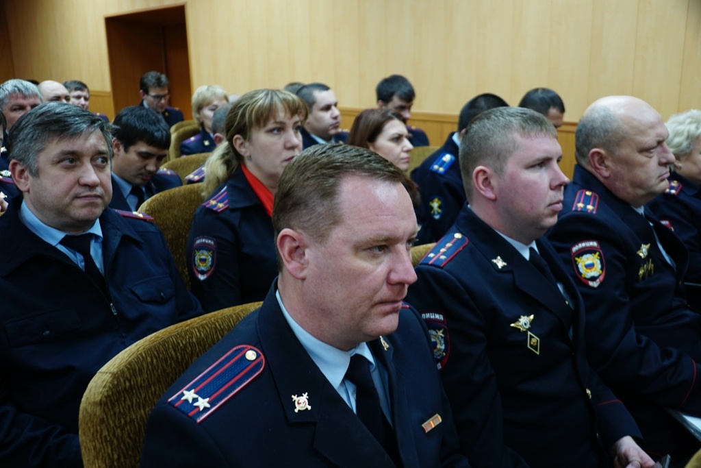 Мэр поблагодарил полицейских за работу и заявил, что в последнее время к ним растёт уровень доверия Мэр поблагодарил полицейских за работу и заявил, что в последнее время к ним растёт уровень доверия