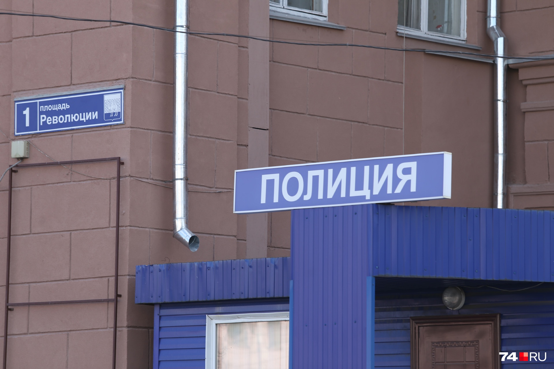 Полицейскую будку, видимо, решили слить, выведя на неё водостоки Полицейскую будку, видимо, решили слить, выведя на неё водостоки