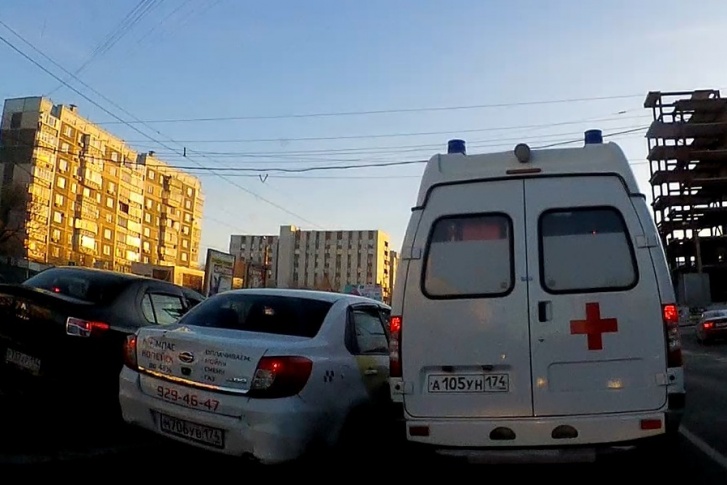 Таксист жёстко подрезает скорую Таксист жёстко подрезает скорую
