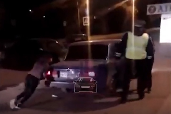 Полицейские заметили буксируемый автомобиль и решили проверить, что происходит 