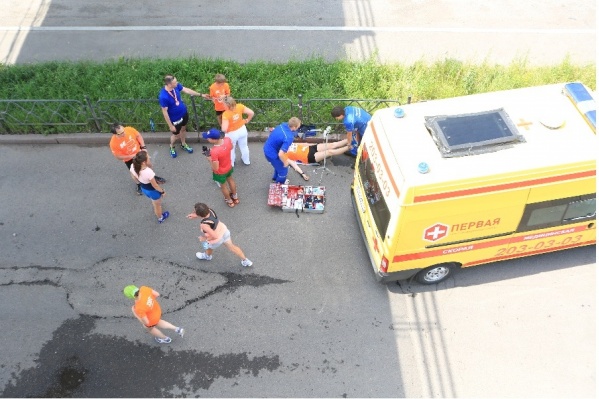 Всё произошло примерно в 12:30, когда до финиша бегуну оставалось буквально 300 м Всё произошло примерно в 12:30, когда до финиша бегуну оставалось буквально 300 м