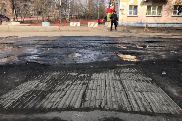 Так выглядит сейчас тактильная плитка, уложенная для удобства проезда людей-колясочников Так выглядит сейчас тактильная плитка, уложенная для удобства проезда людей-колясочников