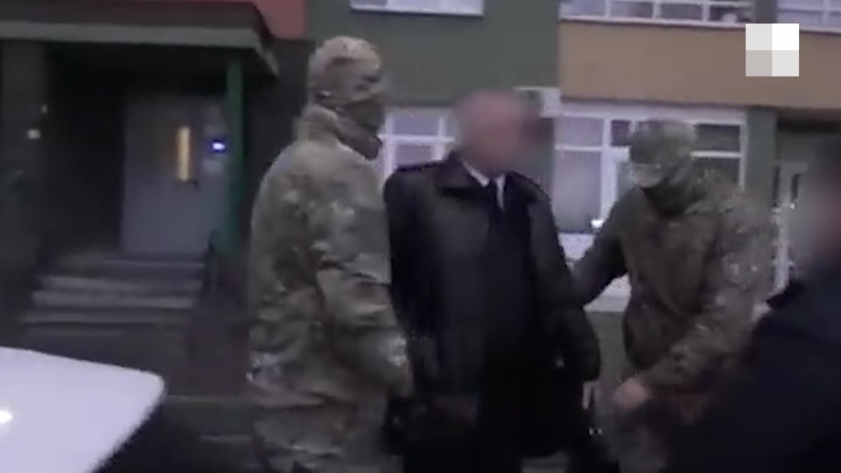 Полковника задержали около подъезда Полковника задержали около подъезда
