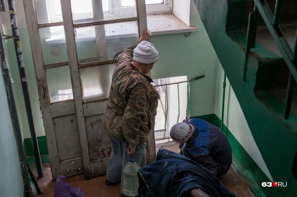 Самарцы жалуются, что работники УК не справляются с обслуживанием их домов Самарцы жалуются, что работники УК не справляются с обслуживанием их домов